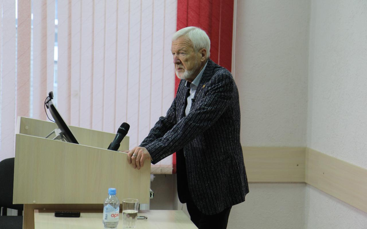 ФОТО к новости: Наскальные рисунки и «курганы с усами»: академик РАН рассказал студентам НГПУ о главных археологических находках сезона