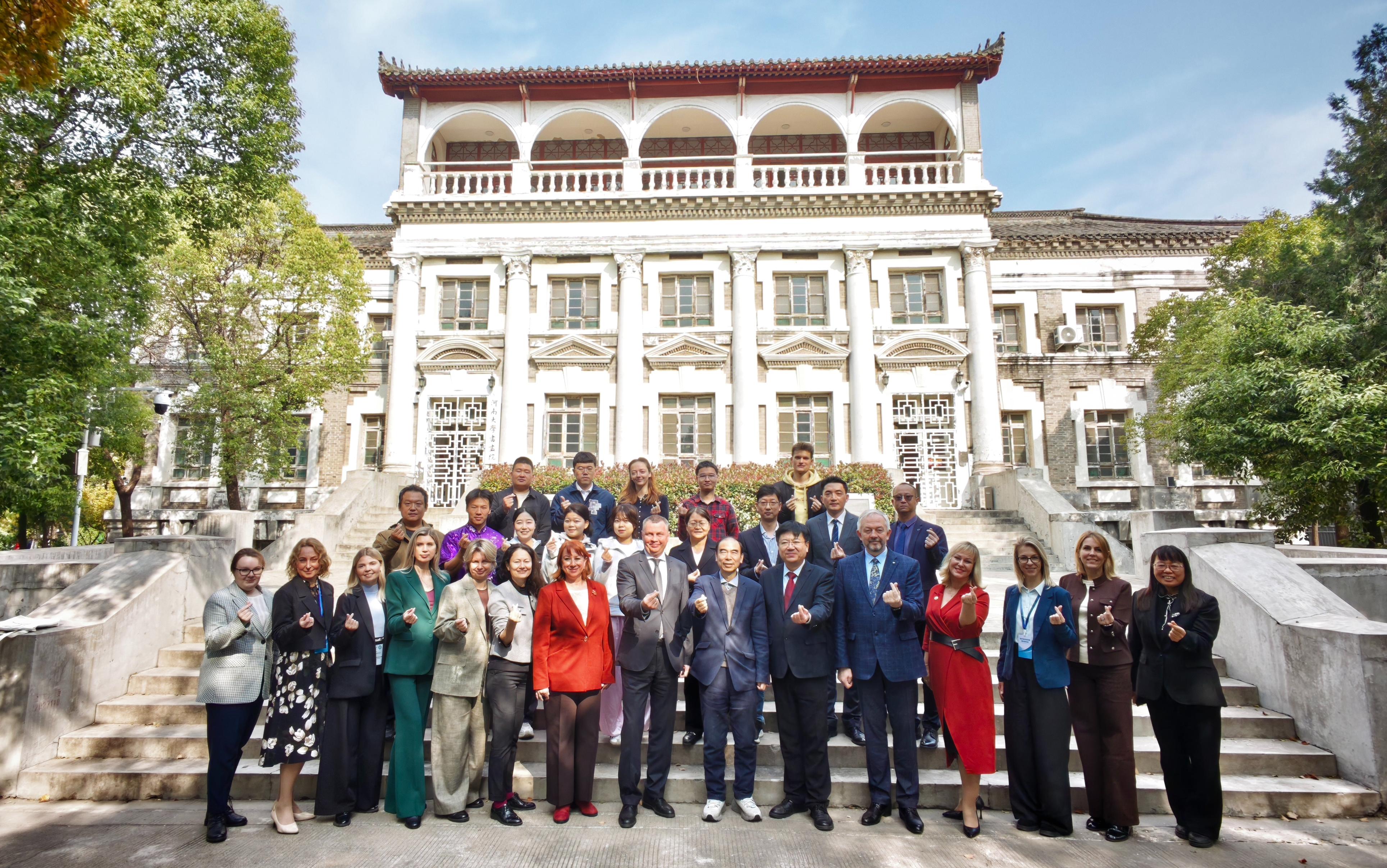 ФОТО к новости: Абитуриенты провинции Хэнань узнали о возможностях обучения в НГПУ