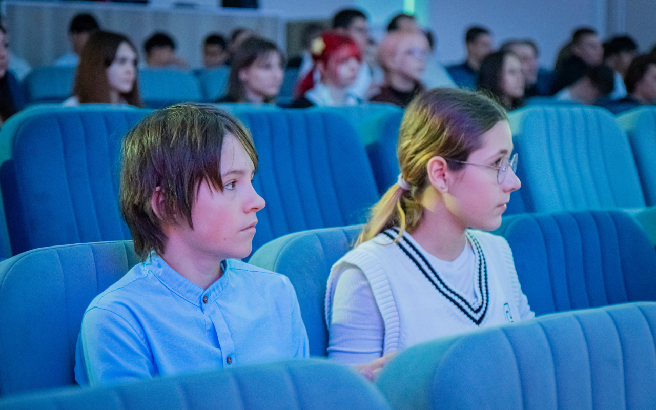 ФОТО к новости: Профориентация через практику и вдохновение: НГПУ провёл выездное мероприятие для школьников Новосибирского района