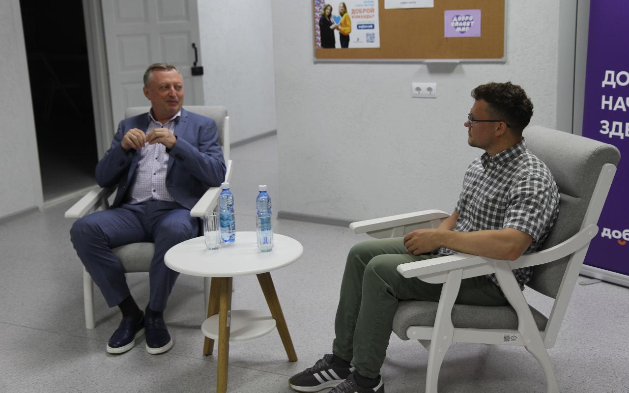 ФОТО к новости: «Учитель года-2024», закончивший НГПУ, будет преподавать физику в классах «Росатома» и напишет задачник на стыке предметного содержания и краеведческого компонента