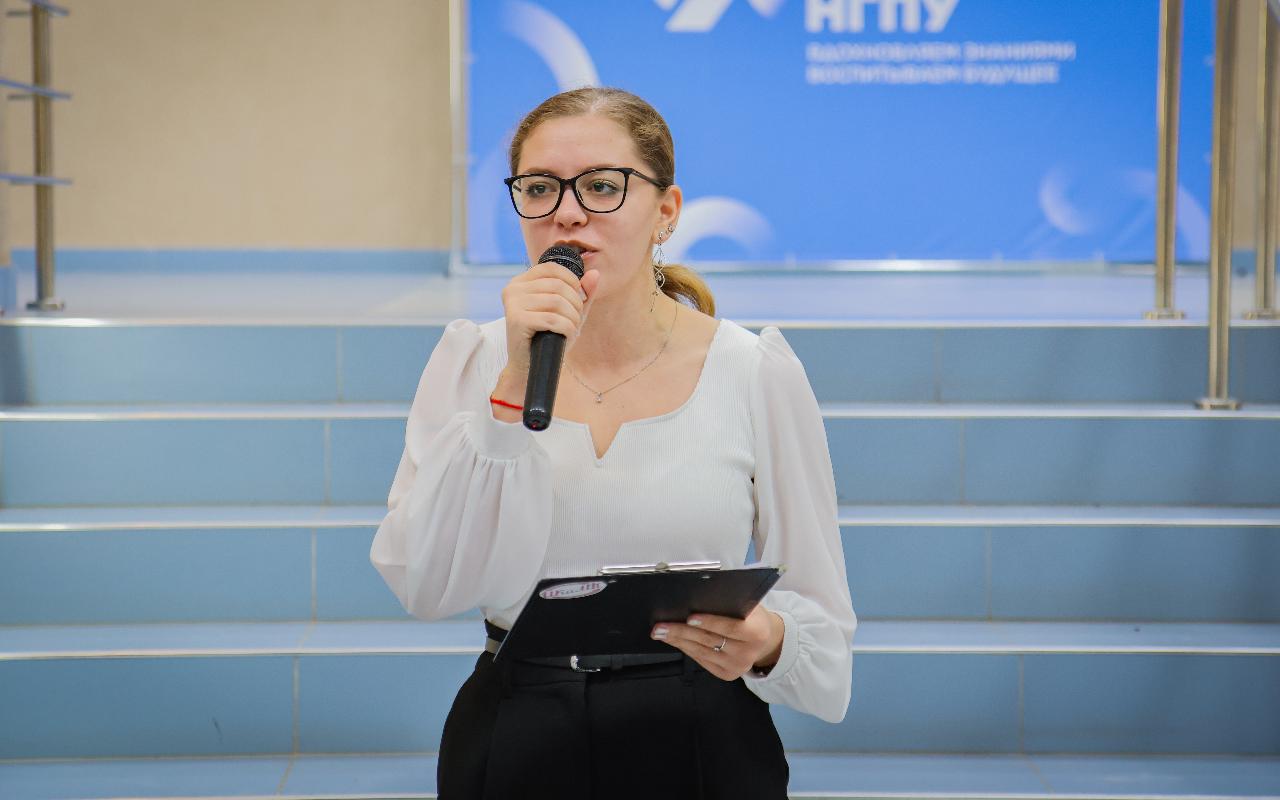 ФОТО к новости: В НГПУ состоялось торжественное поднятие флага Российской Федерации