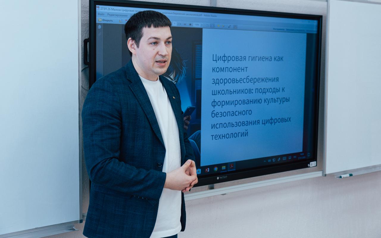 ФОТО к новости: Говорить честно и по делу: в НГПУ обсудили, каким бывает современное родительство