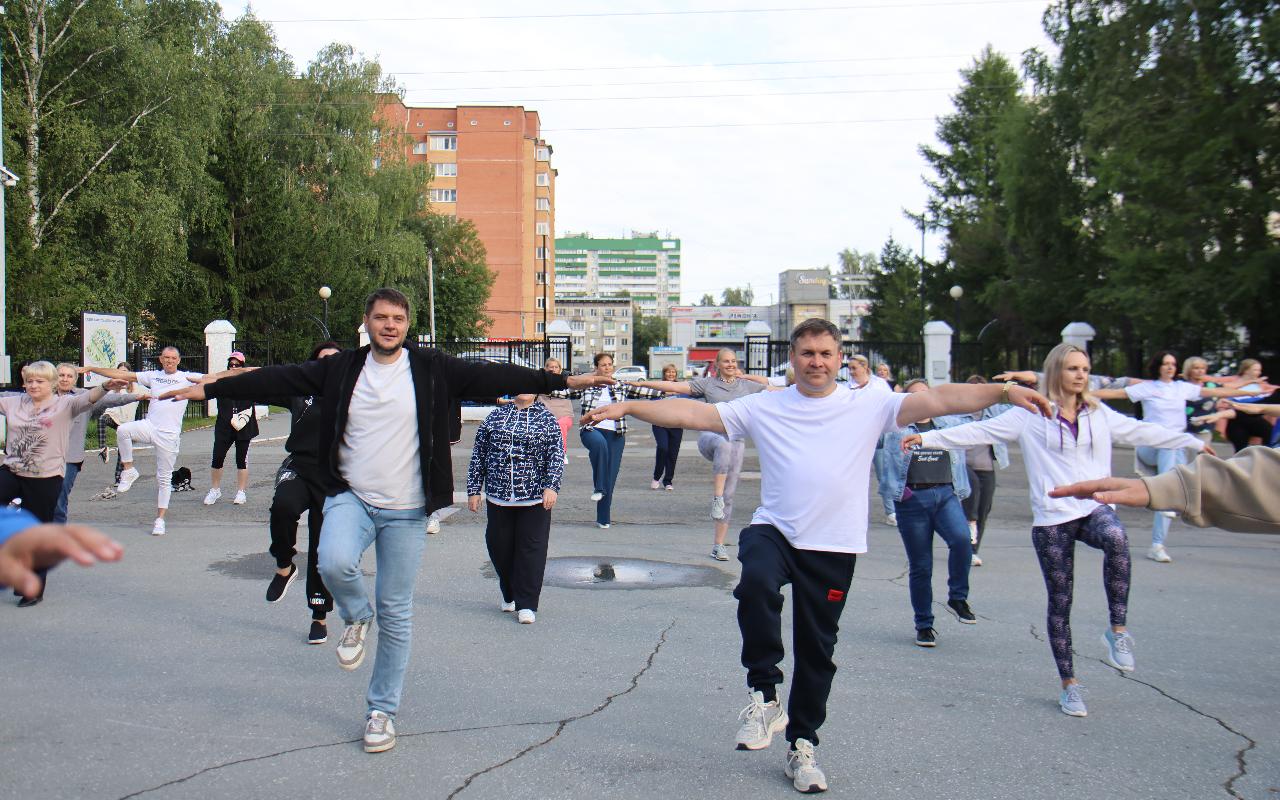 ФОТО к новости: Заряд бодрости и настроения: титулованные спортсмены провели зарядку для коллектива НГПУ 