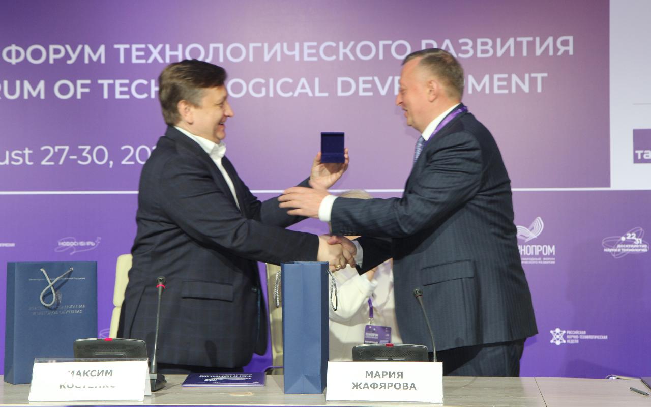 ФОТО к новости: Общий вектор развития: и.о. ректора НГПУ Сергей Нелюбов подписал четырёхстороннее соглашение 