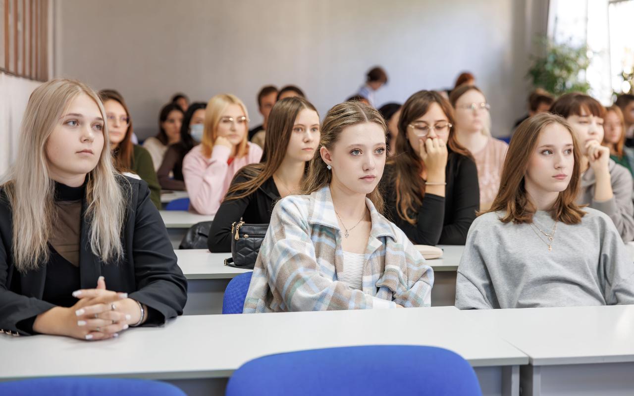 ФОТО к новости: И весело, и серьезно: студенты НГПУ напомнили подрастающему поколению Новосибирска о правилах дорожного движения