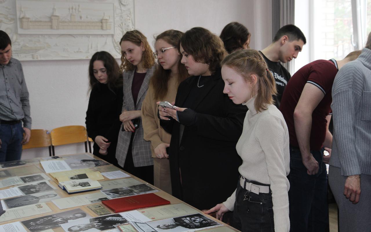 ФОТО к новости: В НГПУ открылась выставка «Маршалы Победы»