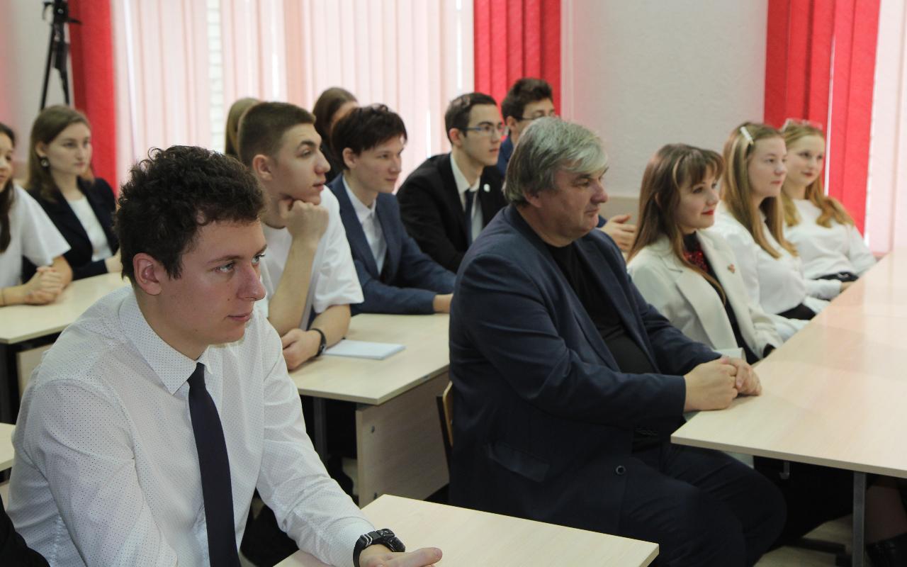 ФОТО к новости: Наскальные рисунки и «курганы с усами»: академик РАН рассказал студентам НГПУ о главных археологических находках сезона