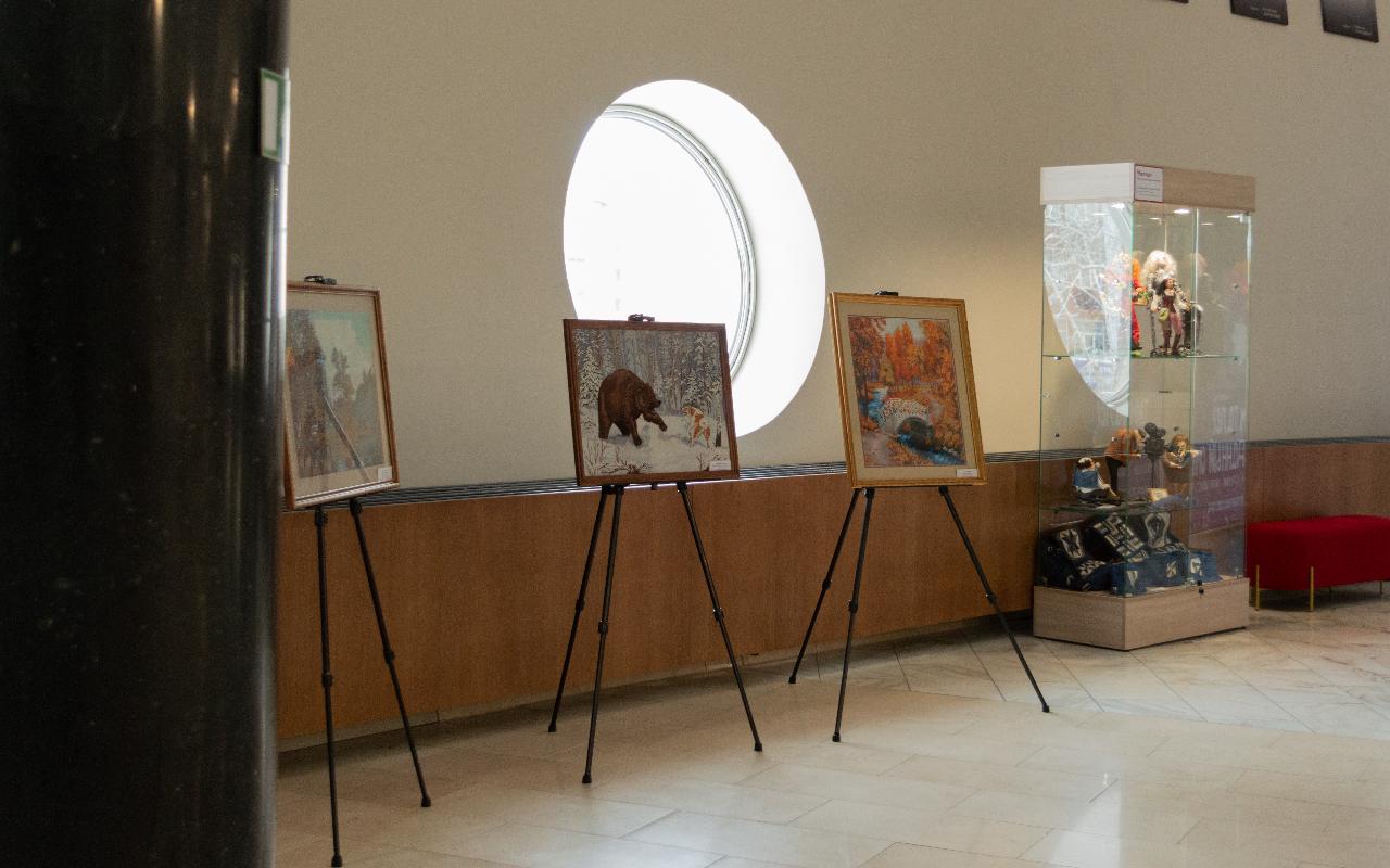 ФОТО к новости: Дневник ПедСибири: «Неслучайные образы». В театре «Глобус» открылась выставка творческих работ студентов и преподавателей НГПУ