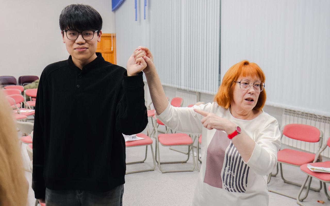 ФОТО к новости: Новый год без границ: как иностранные студенты ИФиМ НГПУ знакомились с русскими традициями