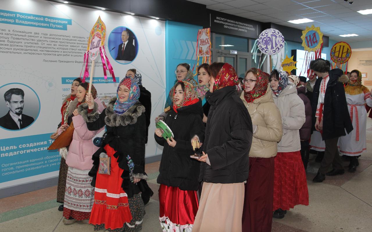 ФОТО к новости: Праздничный поезд и хороводы: в НГПУ встретили Масленицу