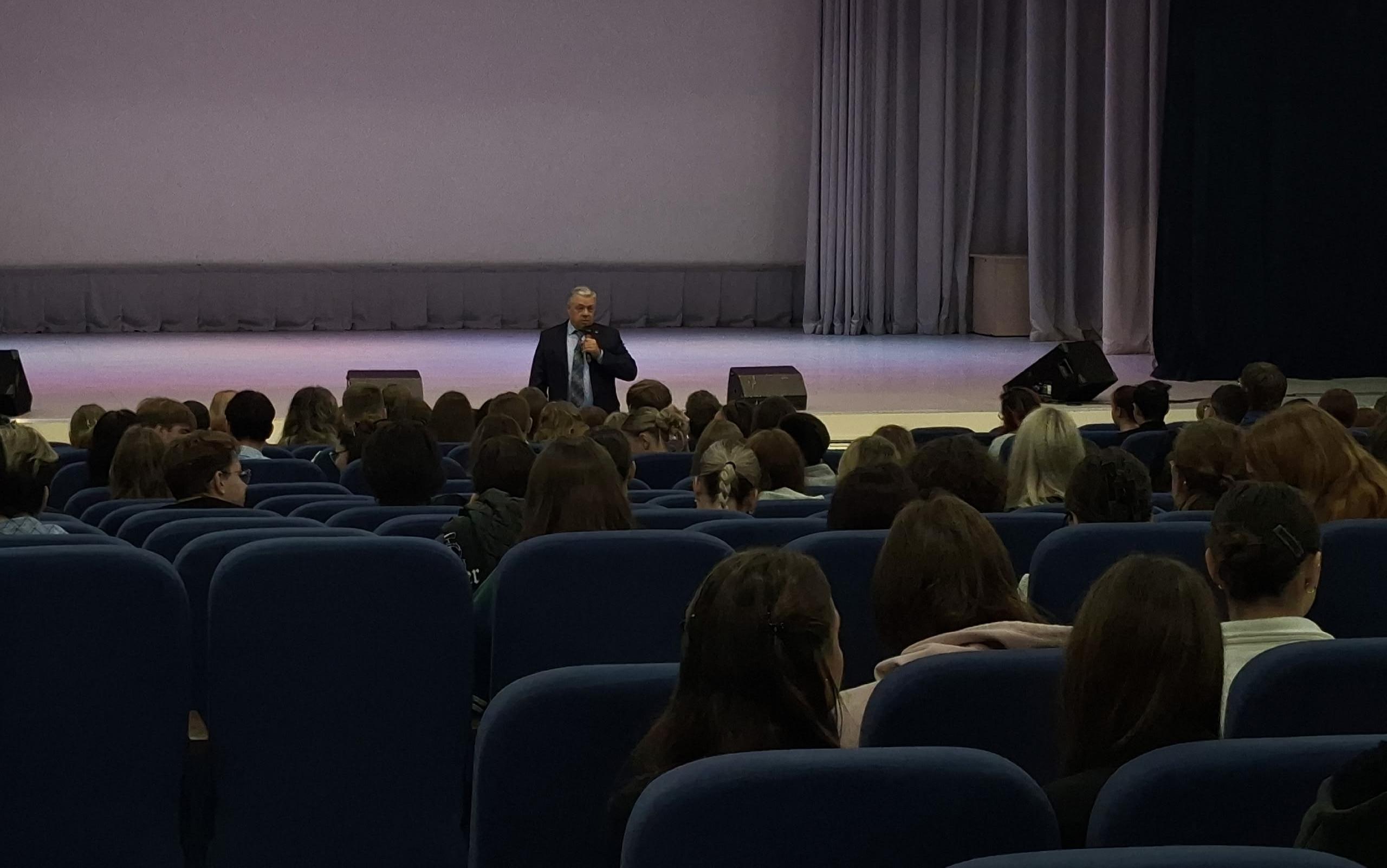 ФОТО к новости: Безопасность и комфорт: студентам первого курса рассказали о правилах проживания в студгородке НГПУ