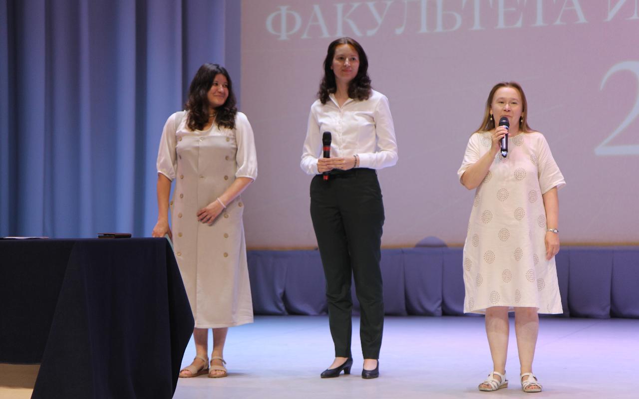 ФОТО к новости: Золотой фонд России: выпускники факультета иностранных языков НГПУ получили дипломы