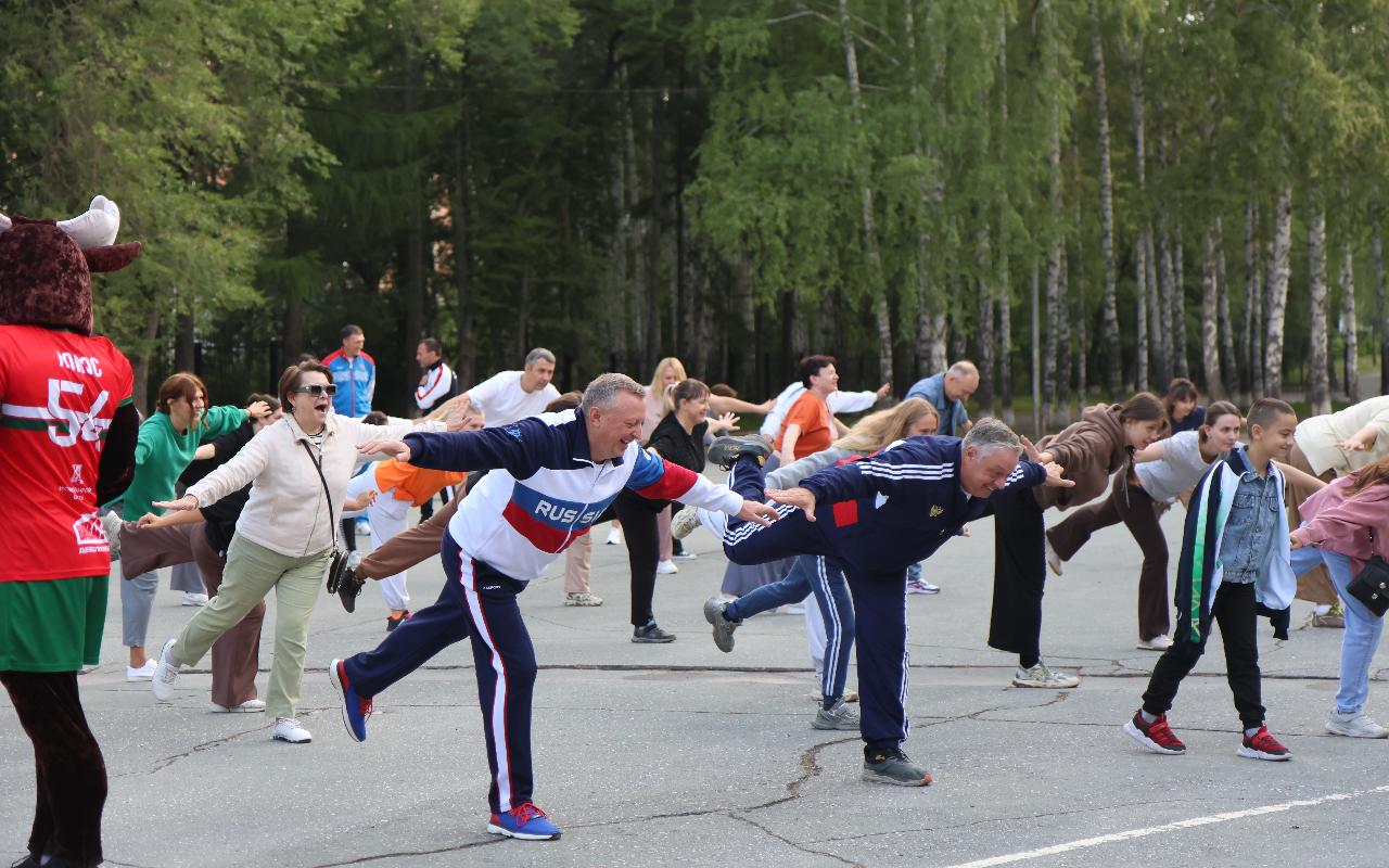 ФОТО к новости: Заряд бодрости и настроения: титулованные спортсмены провели зарядку для коллектива НГПУ 