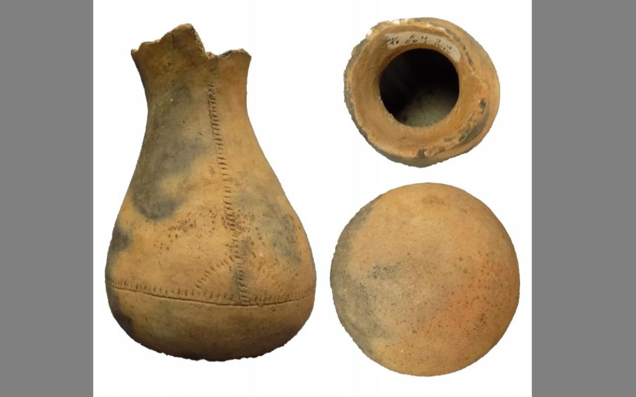 ФОТО к новости: Археолог из НГПУ объяснил, почему керамика древних сибиряков копировала кожаные изделия