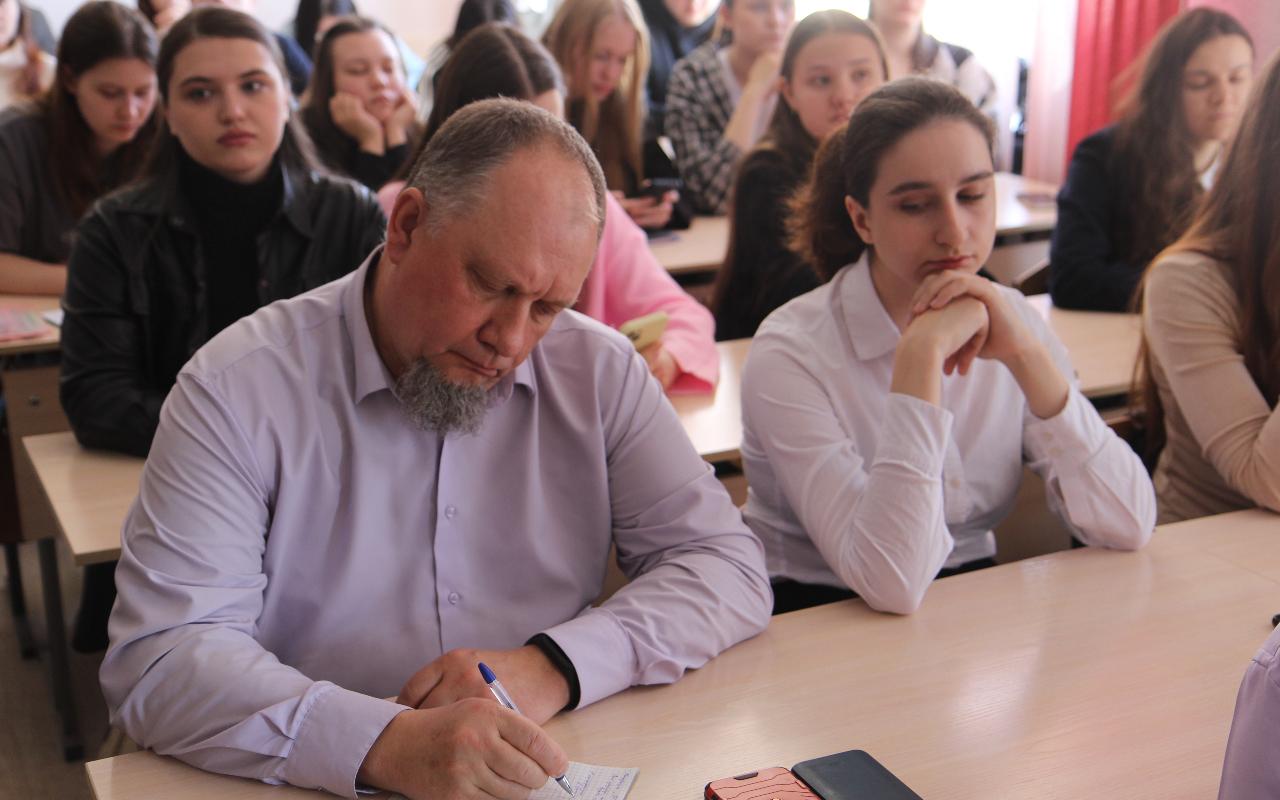 ФОТО к новости: Достойные ответы на вызовы сегодняшнего дня: в НГПУ обсудили социокультурные проблемы человека в меняющемся мире