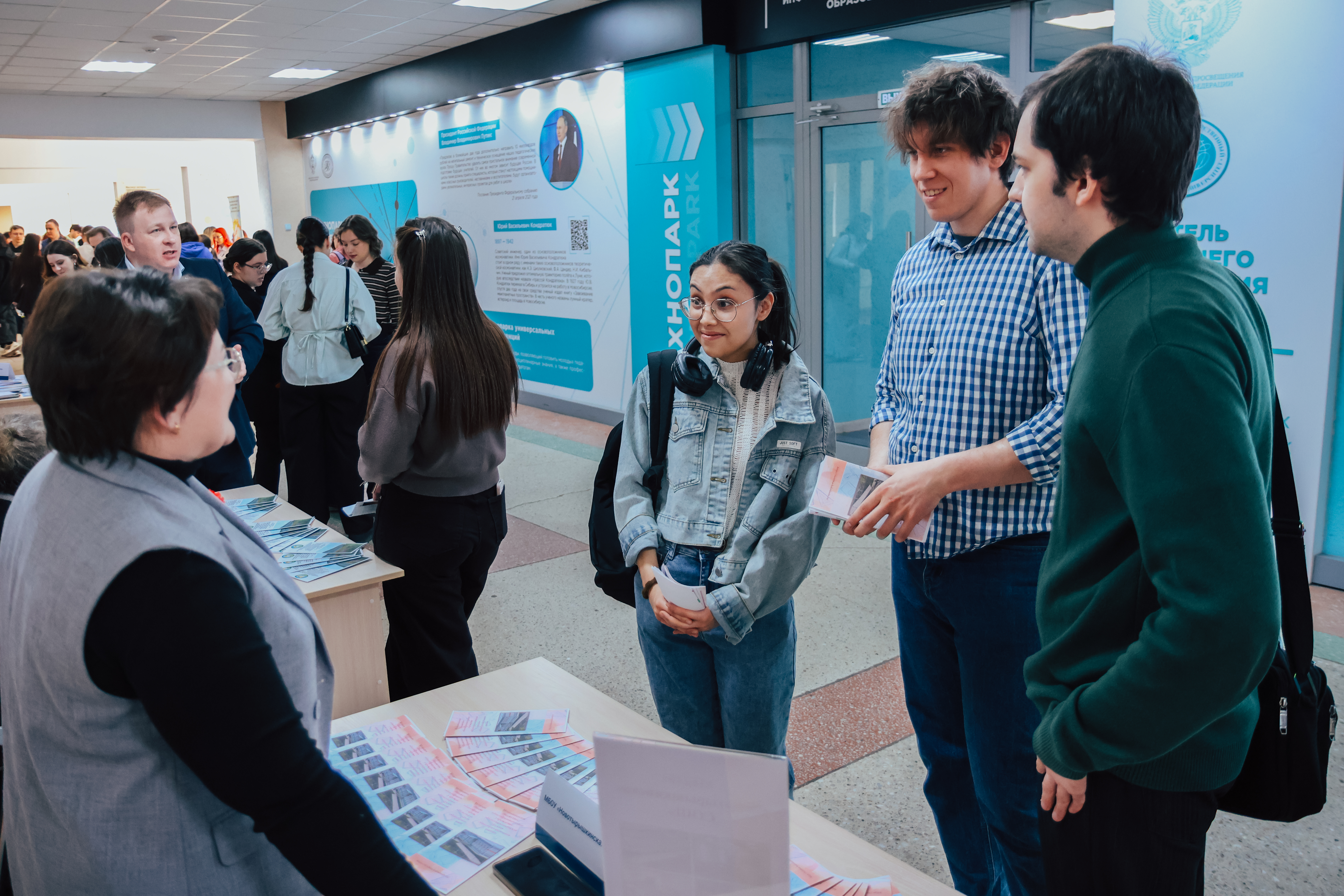 ФОТО к новости: Работодатели и будущие учителя встретились в НГПУ на Дне работодателя