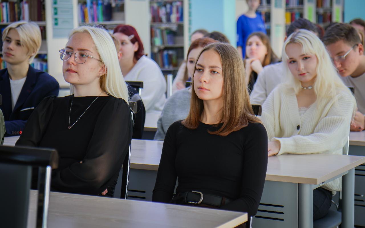 ФОТО к новости: В НГПУ почтили память героев: возложение цветов и урок мужества в День Героев Отечества