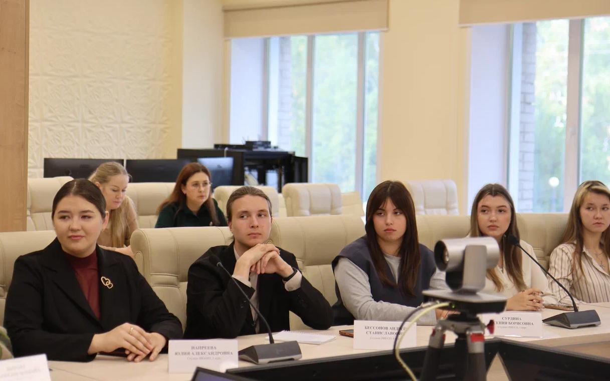 ФОТО к новости: «Очень важна обратная связь»: ректор НГПУ встретился со студентами