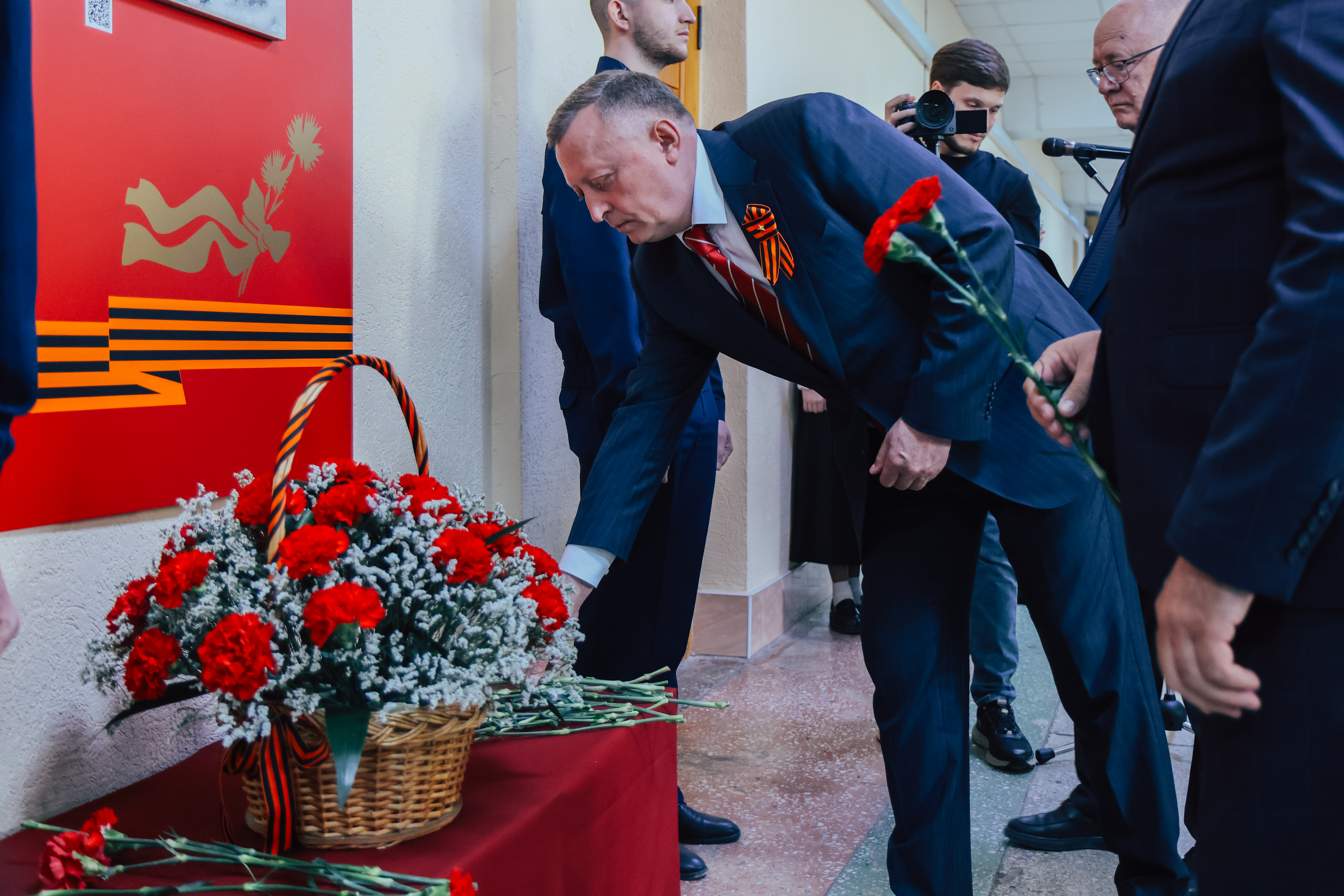 ФОТО к новости: День Победы в НГПУ: возложение цветов к мемориалу – традиция уважения и признательности