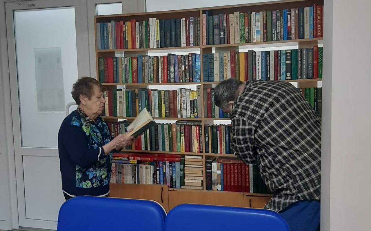ФОТО к новости: Волонтеры ИФМИТО НГПУ привезли книги в Дом ветеранов
