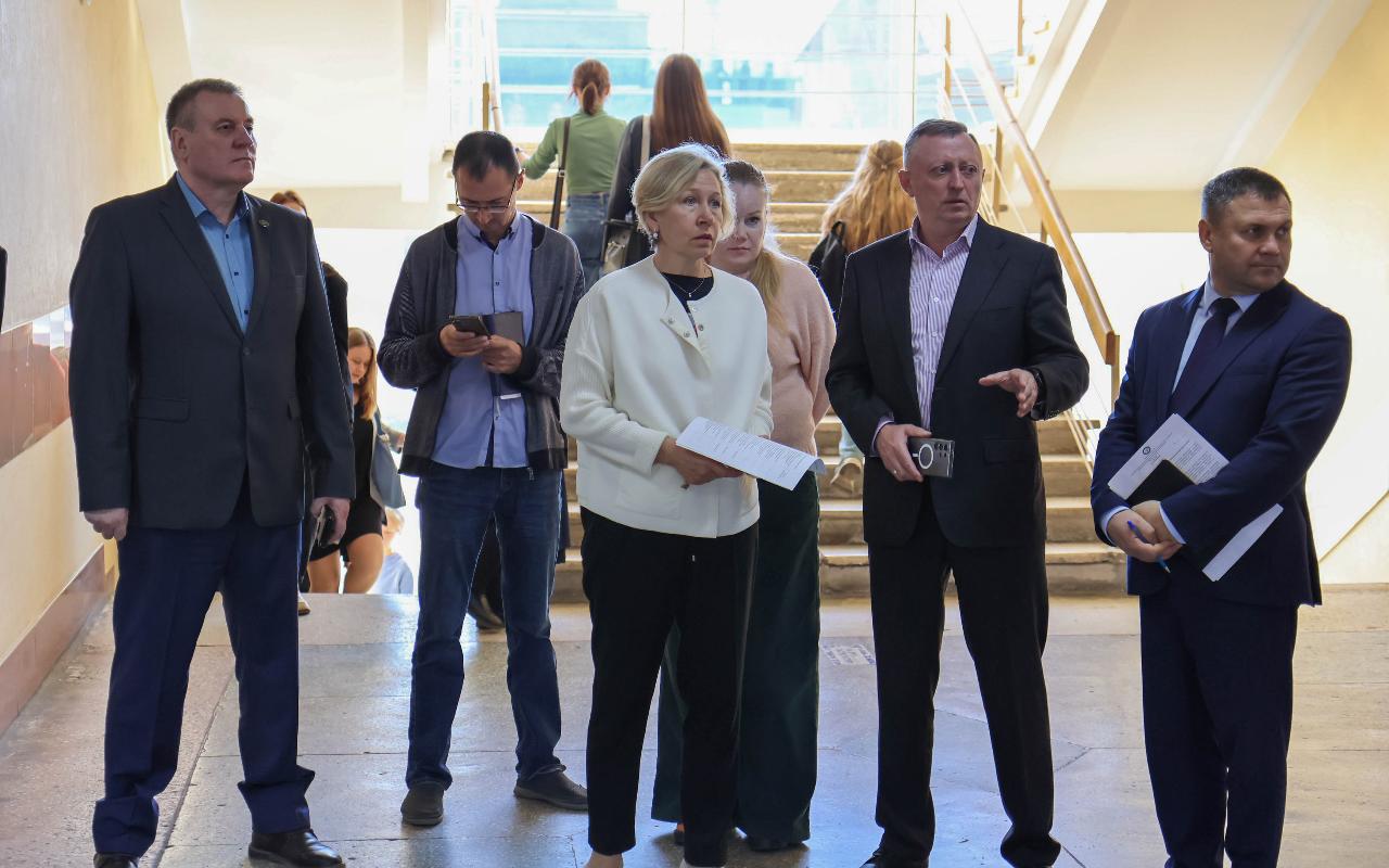 ФОТО к новости: В школе каждый день не похож на предыдущий: и. о. ректора НГПУ Сергей Нелюбов пообщался с будущими историками