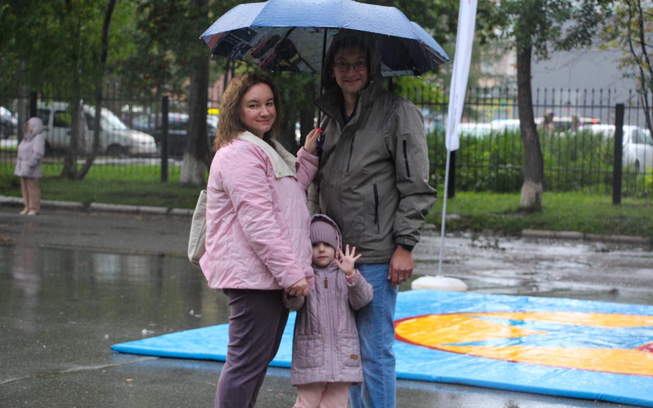 ФОТО к новости: На площади НГПУ отметили «День соседей»