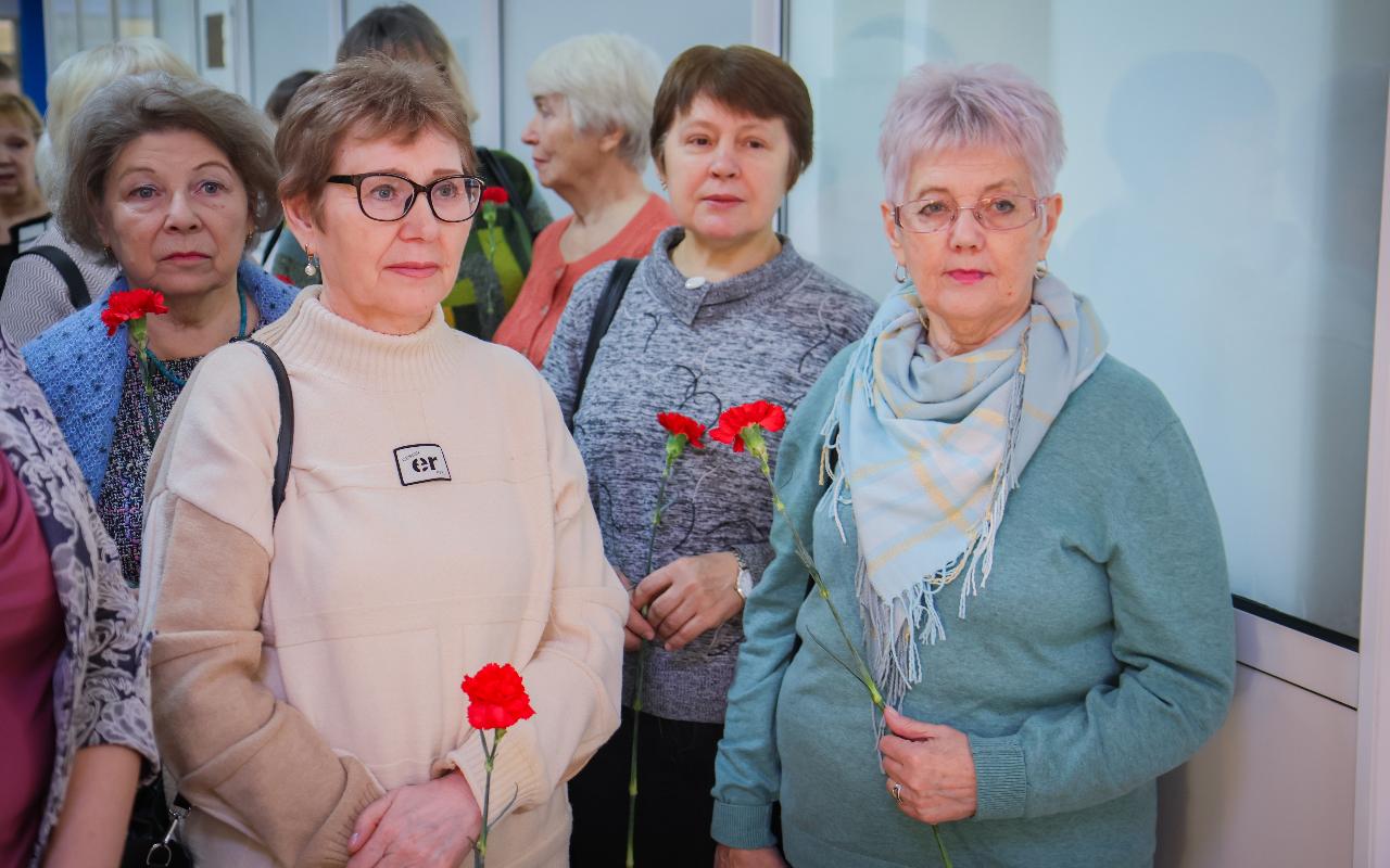 ФОТО к новости: В НГПУ почтили память героев: возложение цветов и урок мужества в День Героев Отечества