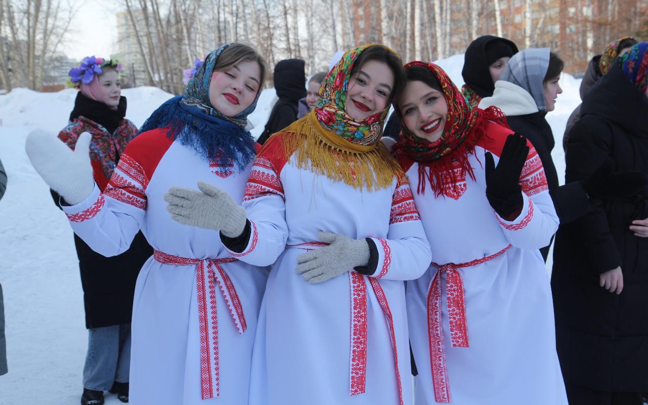 ФОТО к новости: Праздничный поезд и хороводы: в НГПУ встретили Масленицу