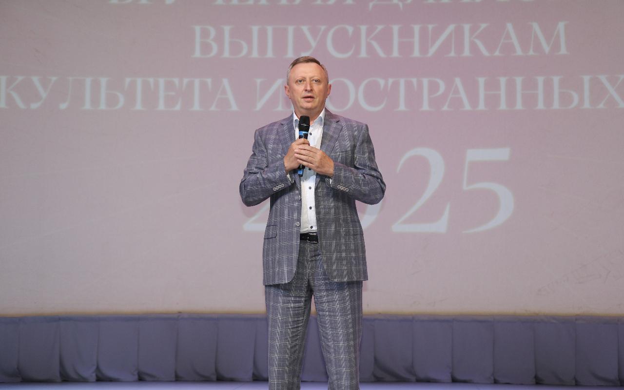 ФОТО к новости: Золотой фонд России: выпускники факультета иностранных языков НГПУ получили дипломы
