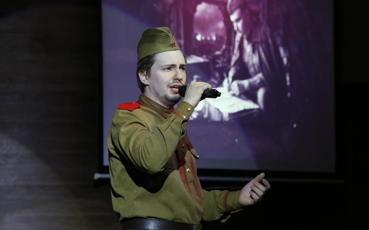 ФОТО к новости: «Эшелон памяти» объединил гимназистов и студентов НГПУ на одной сцене 