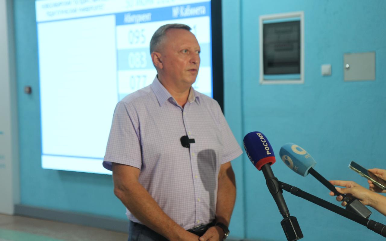 ФОТО к новости: Ректор НГПУ Сергей Нелюбов: «За первые дни приемной кампании-2026 НГПУ вошел в пятерку лидеров среди педвузов по принятым заявлениям»