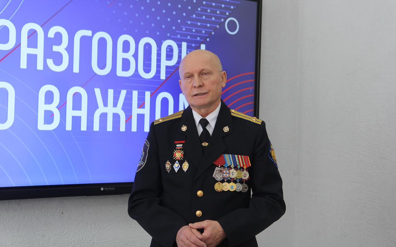 ФОТО к новости: «Не стойте на месте и двигайтесь к цели»: ветеран ФСБ встретился со студентами НГПУ