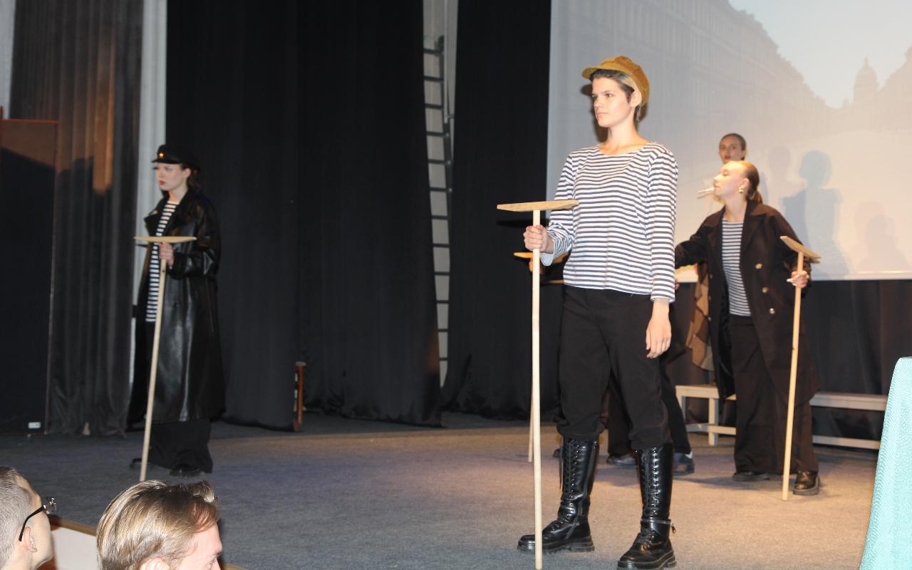 ФОТО к новости: Как оживить «Девочку с персиками»: студенты НГПУ поставили театрализованную программу в художественном музее