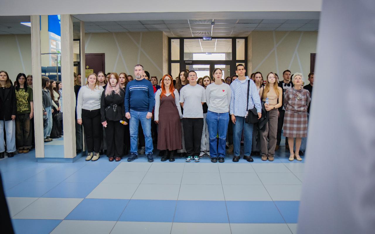 ФОТО к новости: В НГПУ состоялось торжественное поднятие флага Российской Федерации