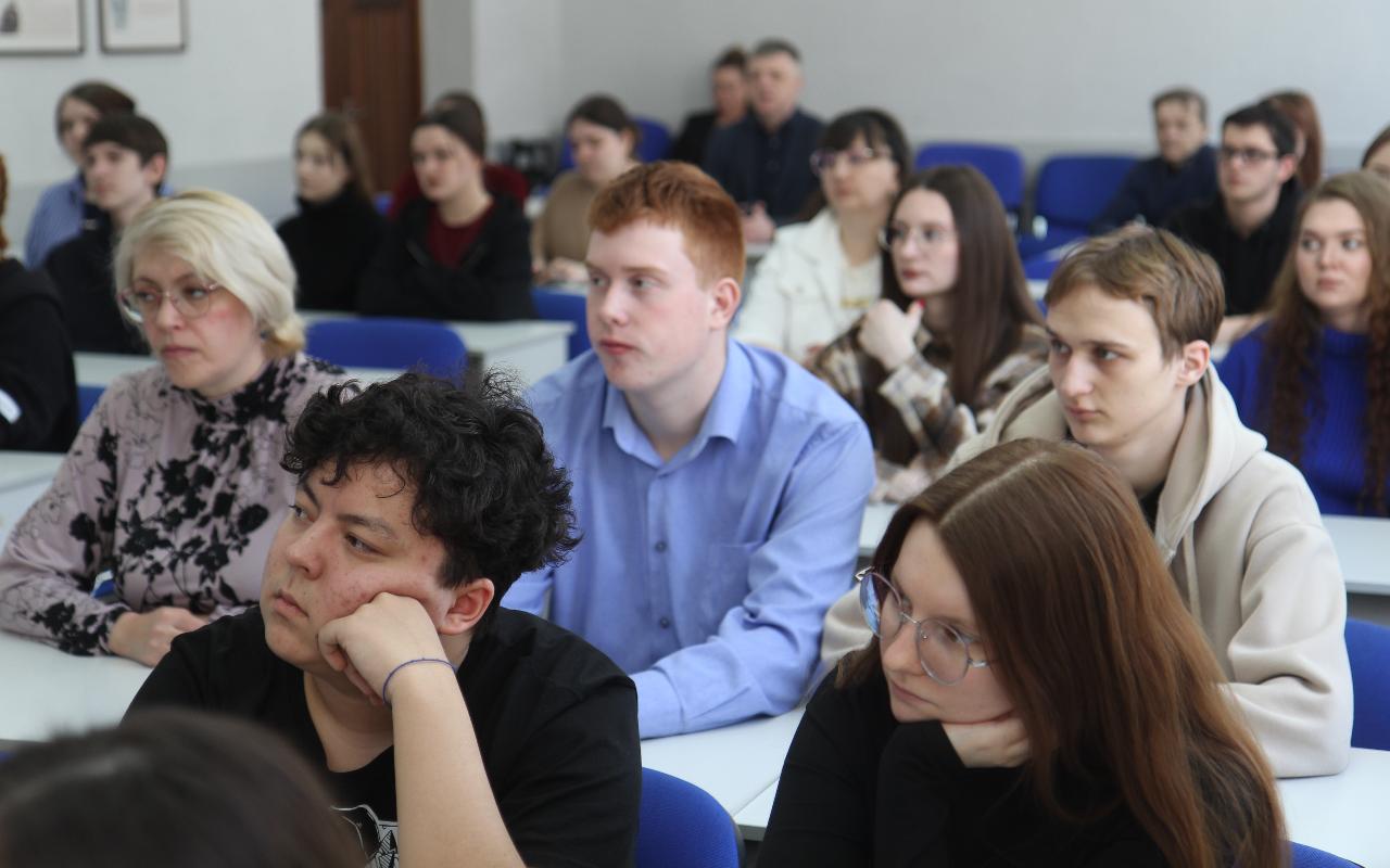 ФОТО к новости: «Не стойте на месте и двигайтесь к цели»: ветеран ФСБ встретился со студентами НГПУ
