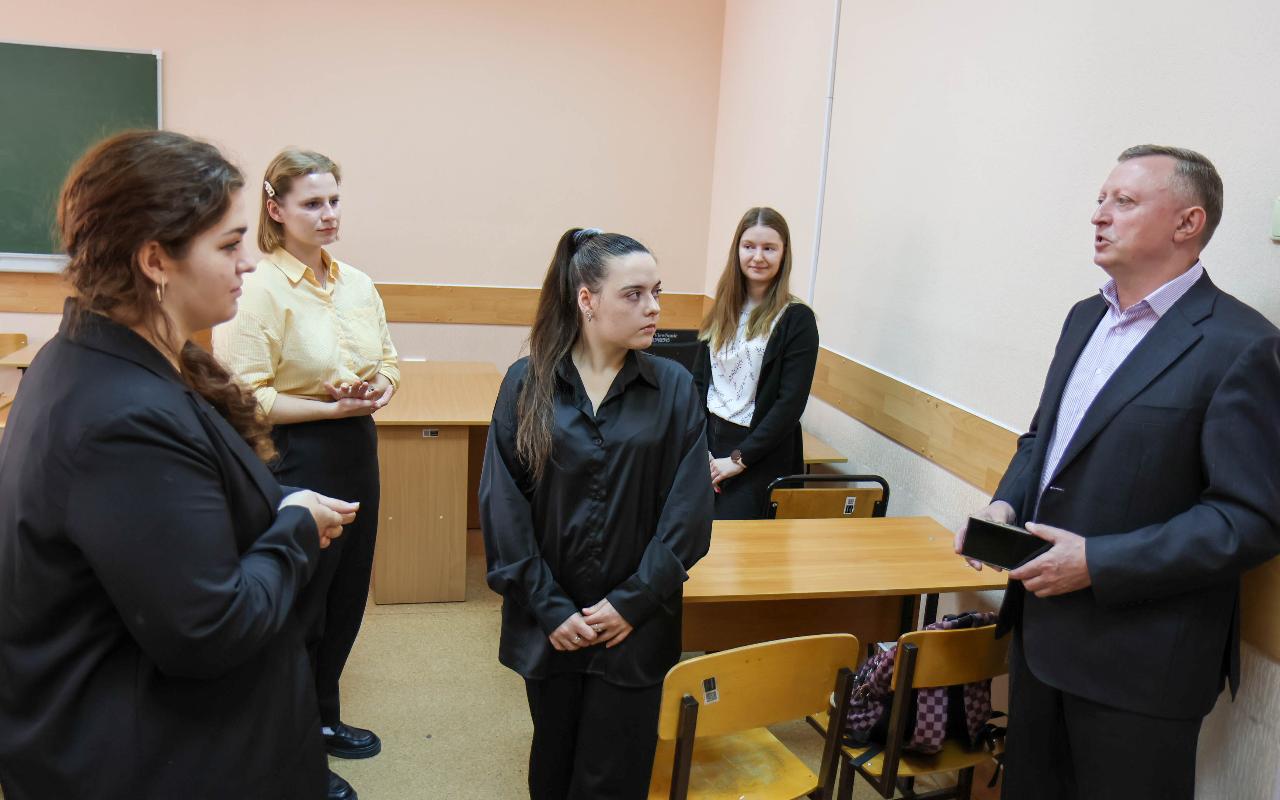 ФОТО к новости: В школе каждый день не похож на предыдущий: и. о. ректора НГПУ Сергей Нелюбов пообщался с будущими историками