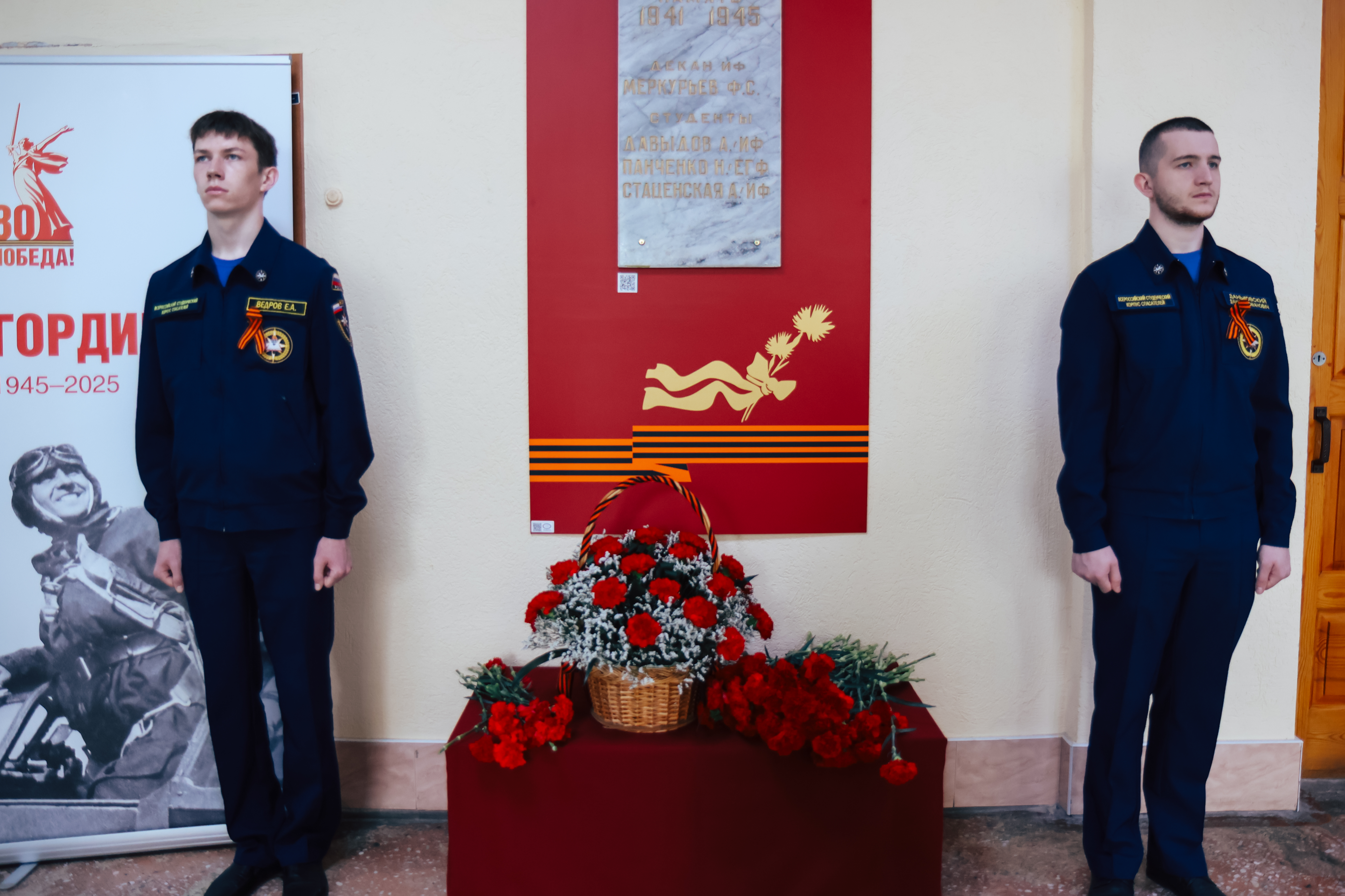 ФОТО к новости: День Победы в НГПУ: возложение цветов к мемориалу – традиция уважения и признательности