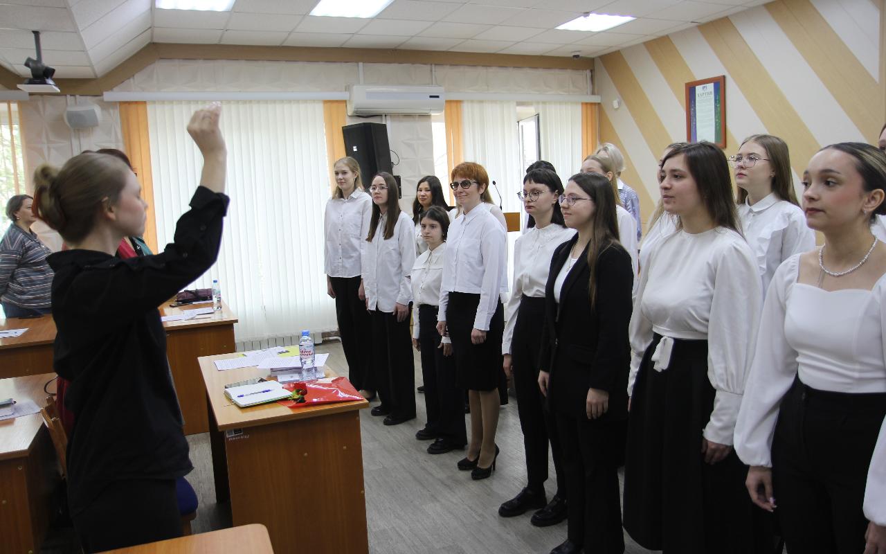ФОТО к новости: Наука или искусство: в НГПУ обсудили сегодняшний день художественного образования 