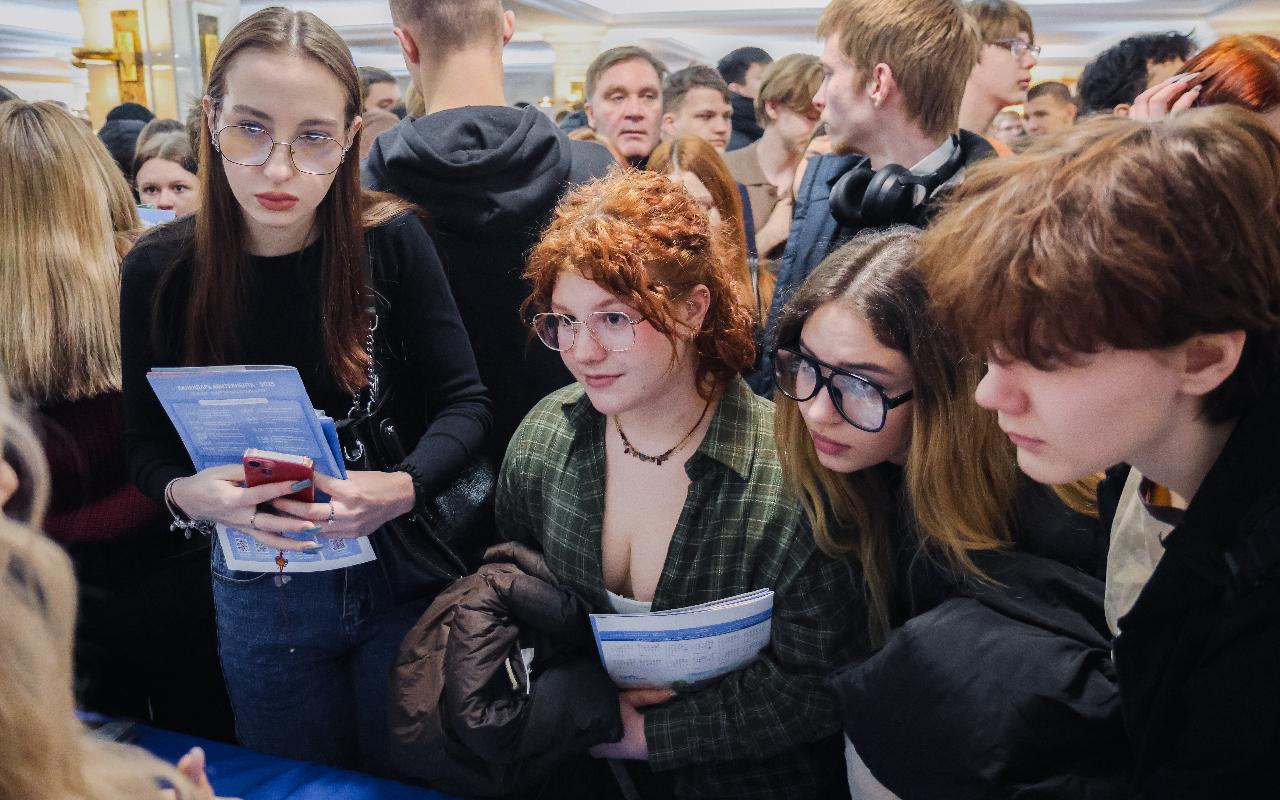 ФОТО к новости: День открытых дверей вузов Новосибирской области: НГПУ — в центре внимания абитуриентов