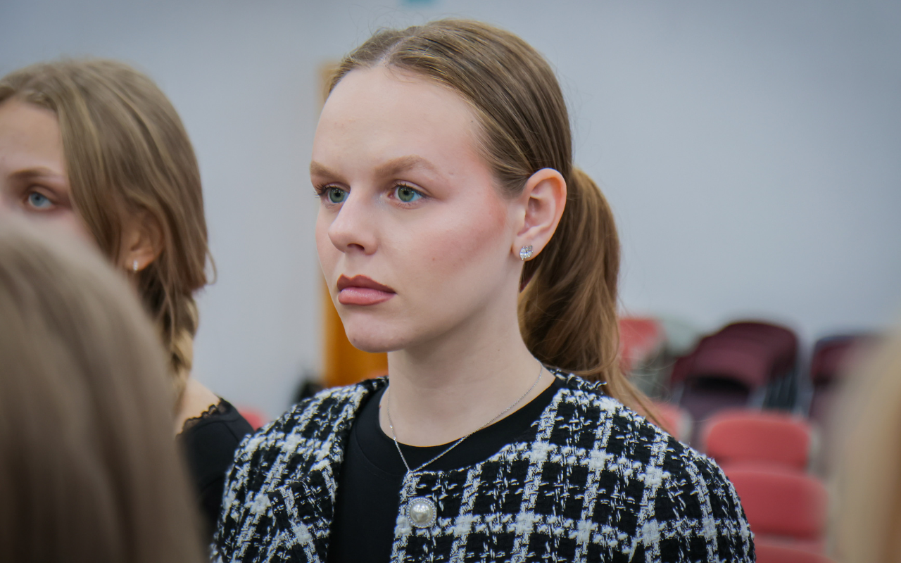 ФОТО к новости: Под флагом России: студенты-журналисты НГПУ продолжают традицию