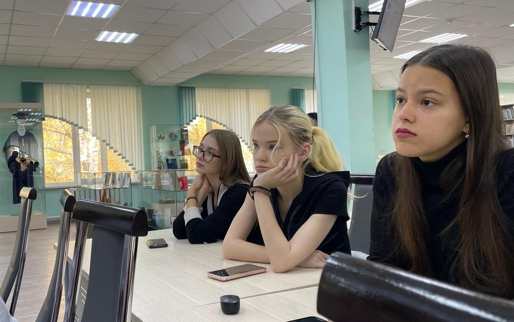 ФОТО к новости: Актер Александр Носков раскрыл студентам НГПУ секреты мастерства дубляжа