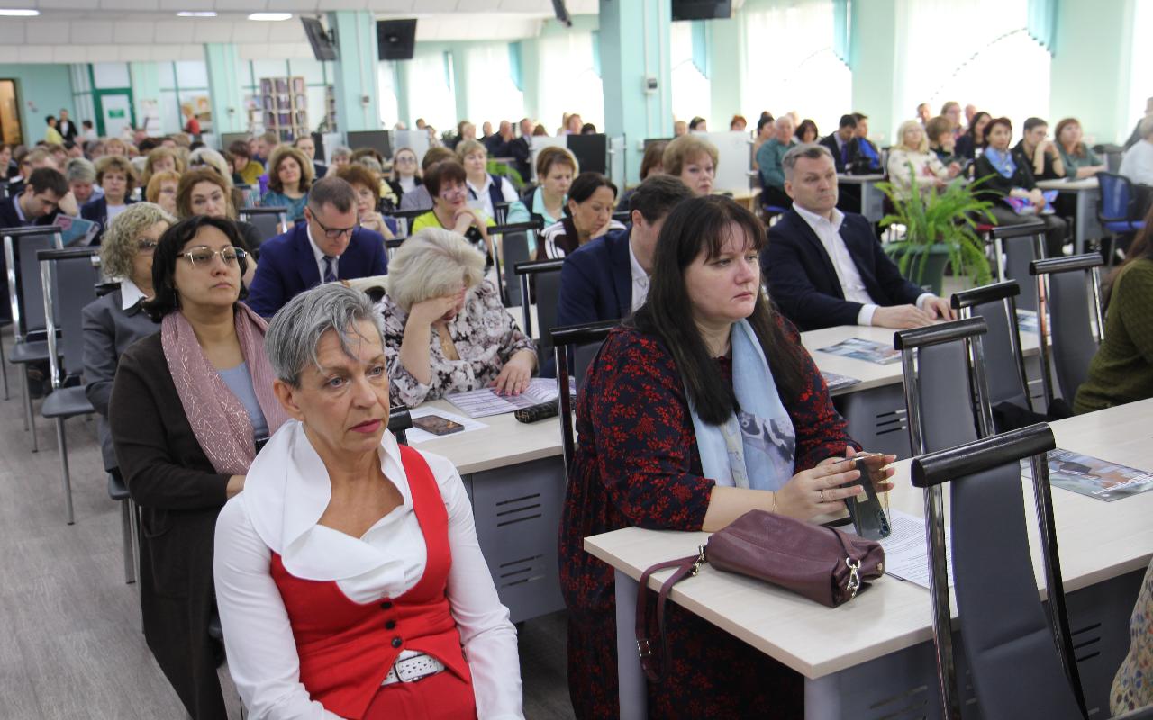 ФОТО к новости: Педагогический дневник: в НГПУ начался разговор с директорами школ Новосибирска о проблемах образования
