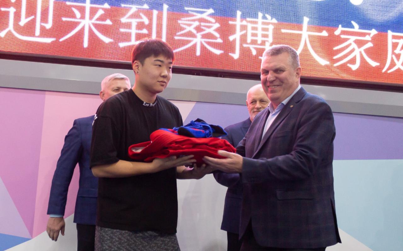 ФОТО к новости: Китайских студентов-стажёров НГПУ приняли в новосибирскую семью самбо