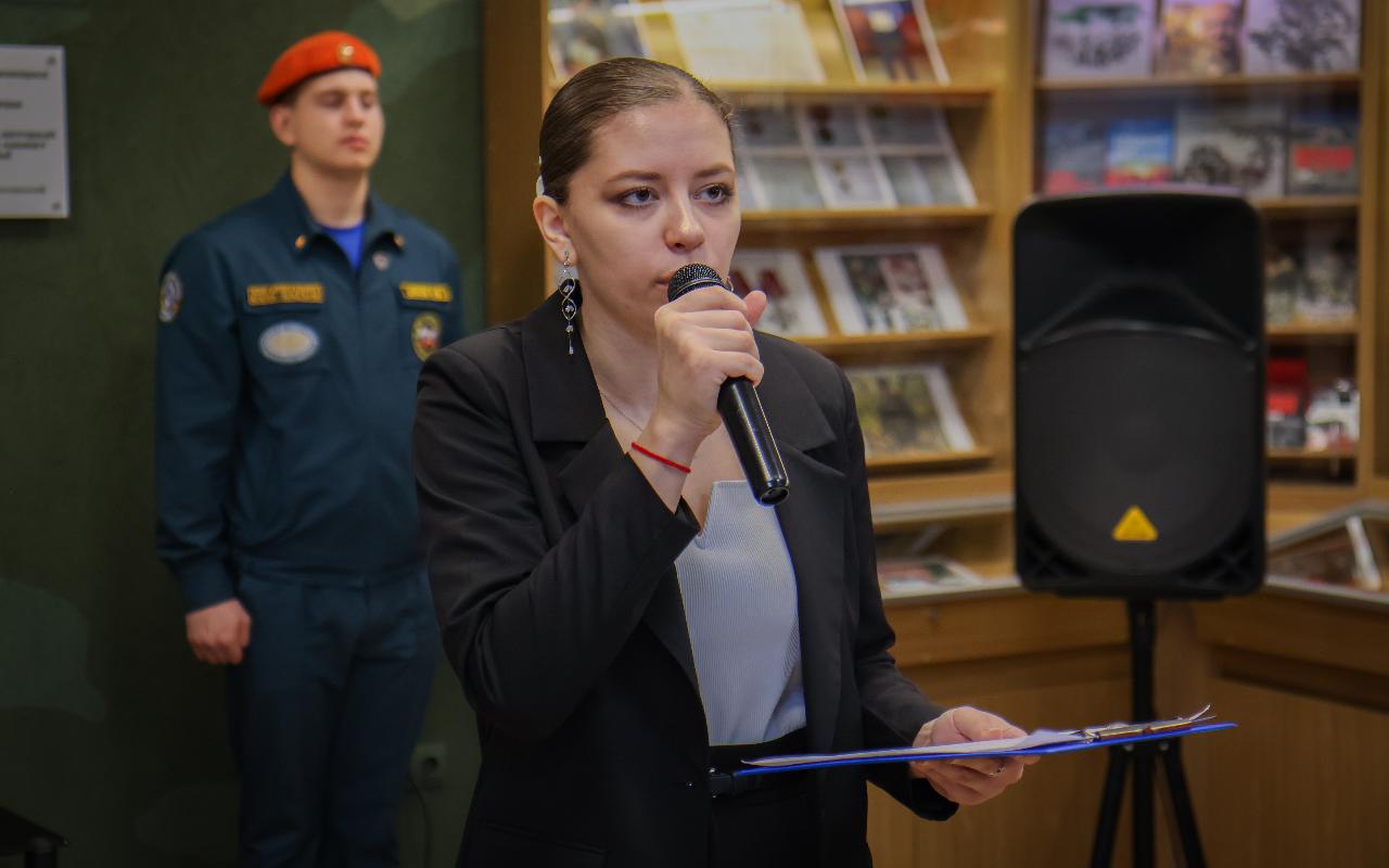 ФОТО к новости: В НГПУ почтили память героев: возложение цветов и урок мужества в День Героев Отечества