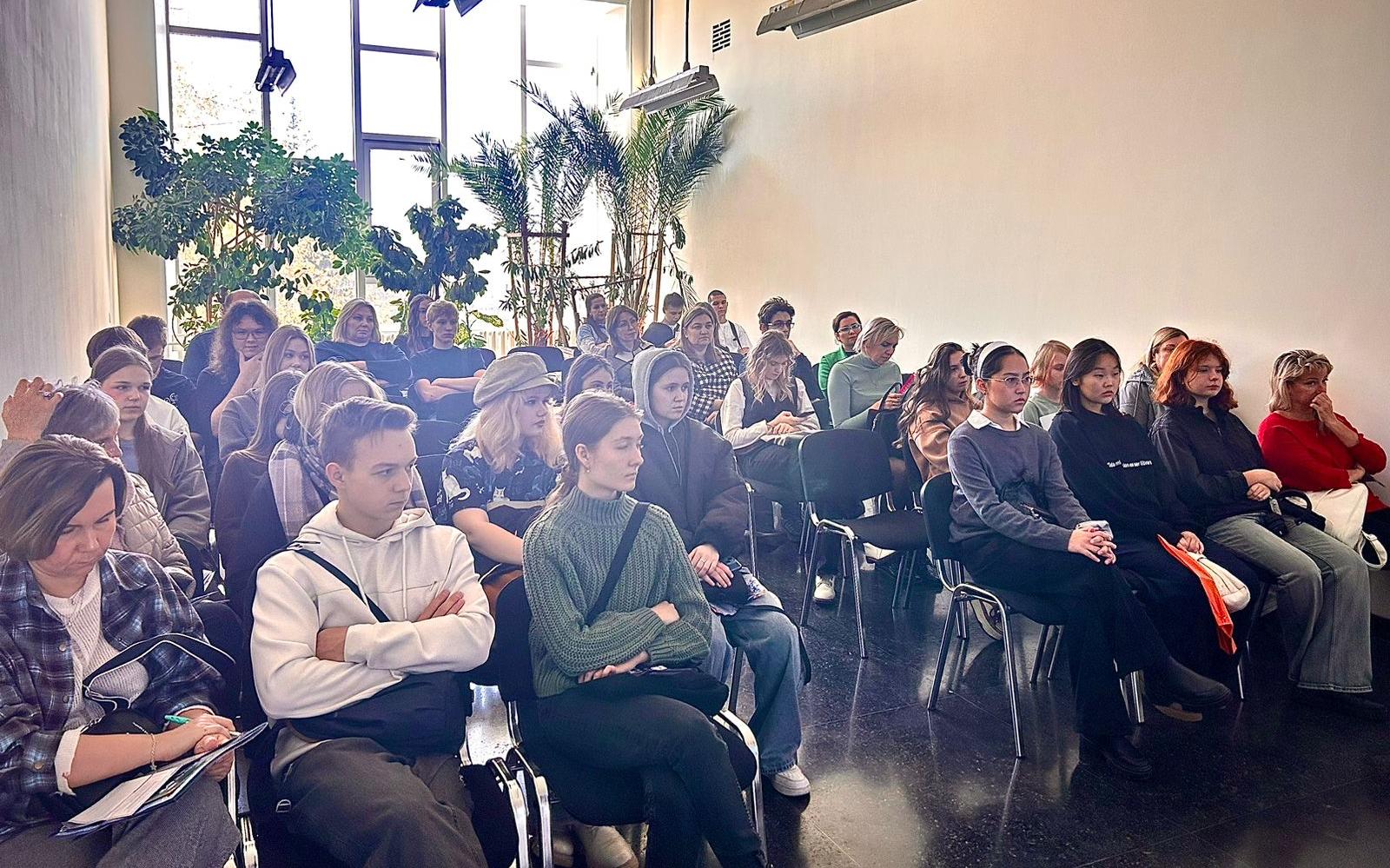 ФОТО к новости: «Я — креативный. Но куда поступать?»: старшеклассникам рассказали про обучение в ИМиСК НГПУ  