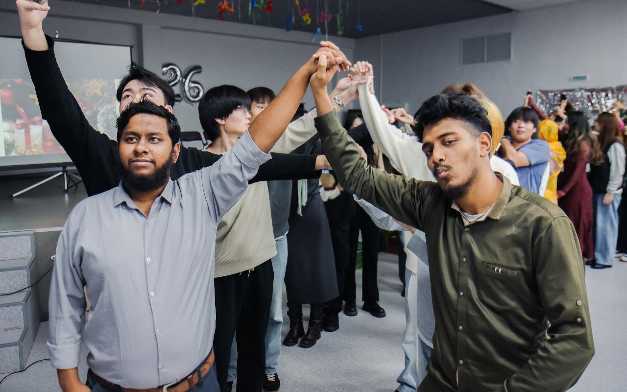 ФОТО к новости: Новый год без границ: как иностранные студенты ИФиМ НГПУ знакомились с русскими традициями