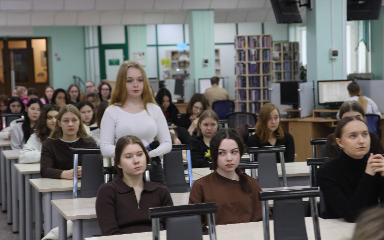 ФОТО к новости: Урок мужества, честности и нравственности: и.о. ректора, преподаватели и студенты НГПУ встретились с директором школы – участником СВО