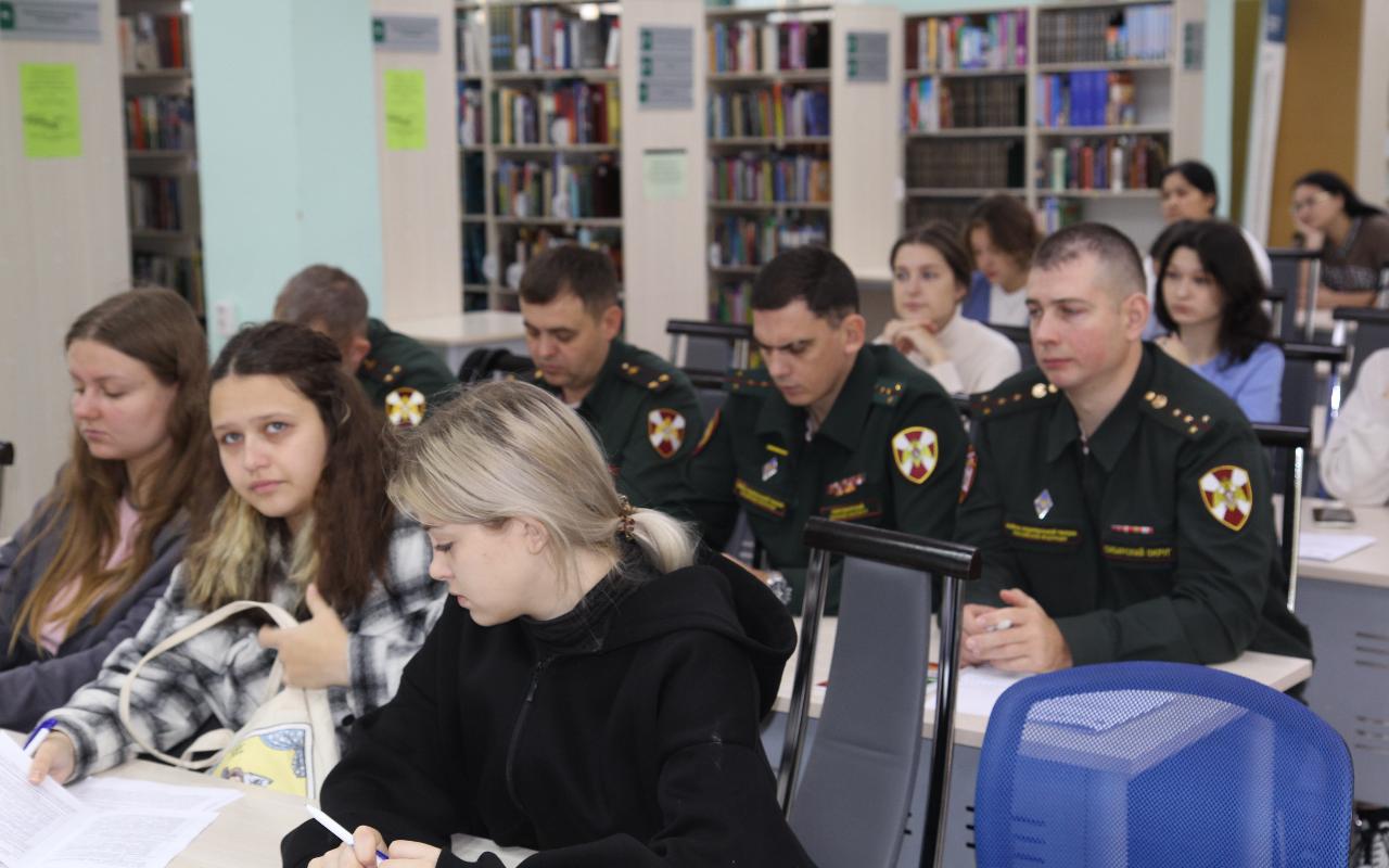 ФОТО к новости: Понимать общество, в котором живёшь: в НГПУ обсудили проблемы языковой и социокультурной  адаптации детей несовершеннолетних иностранных граждан в российских школах
