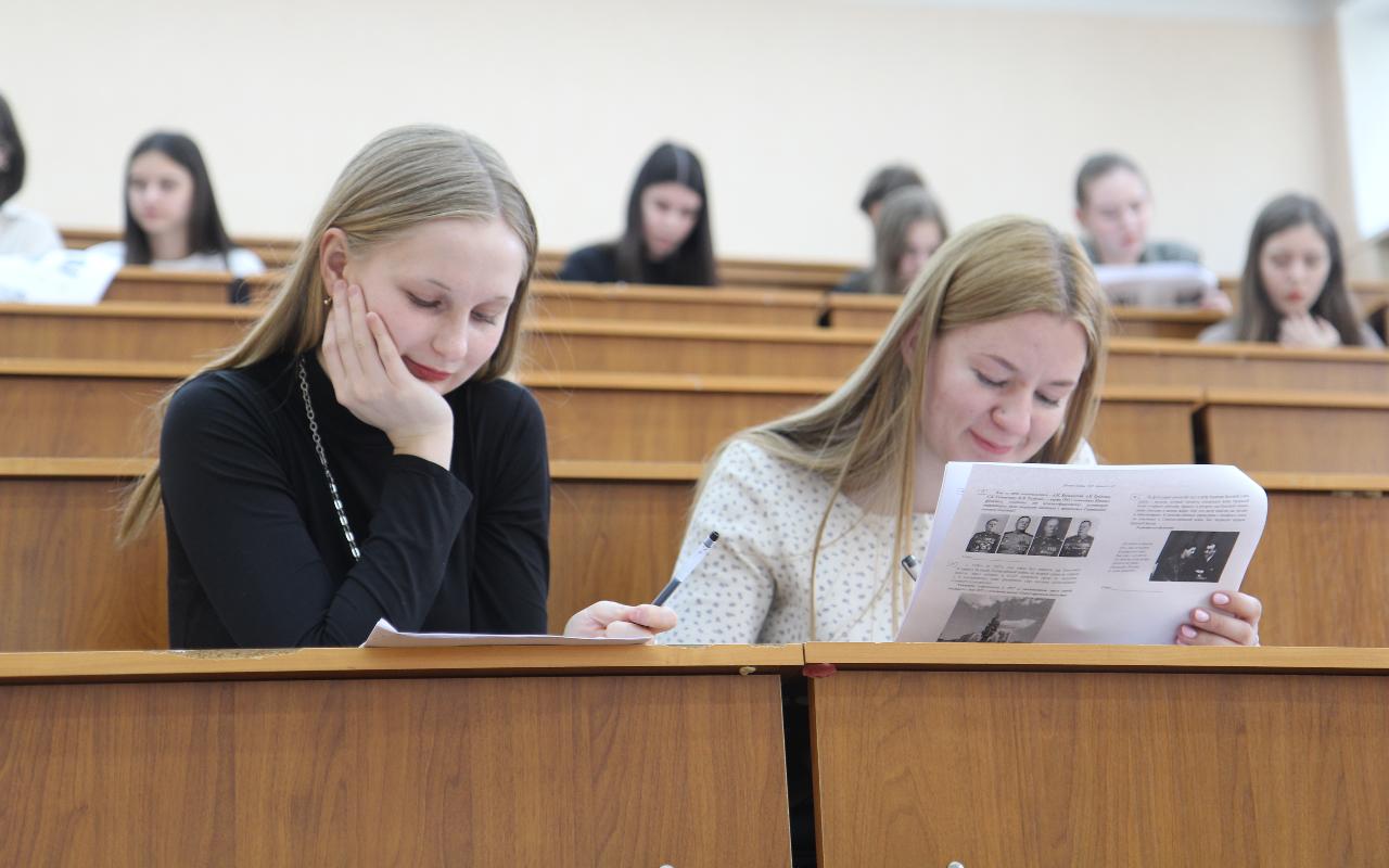 ФОТО к новости: О фронте, тыле и культуре: студенты НГПУ написали Диктант Победы