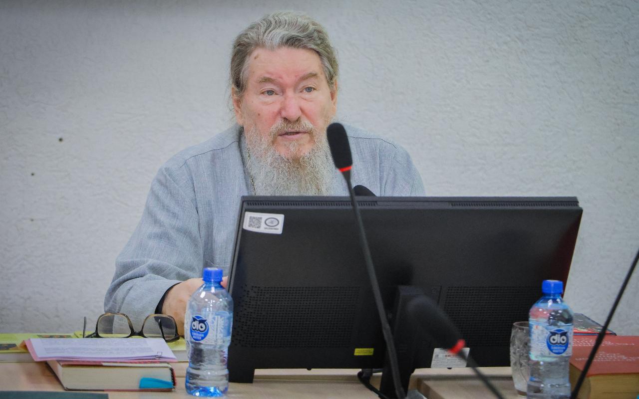 ФОТО к новости: История как основа гражданского самосознания: в НГПУ прошла встреча с протоиереем Борисом Пивоваровым в рамках проекта «Разговоры о важном»